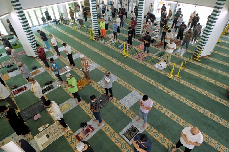 Muslims unvaccinated against Covid-19 due to health reasons must not attend Friday prayers: Muis